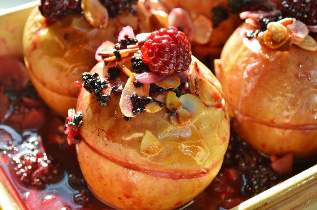 Яблоки с творогом, запеченные в духовке — 7 рецептов