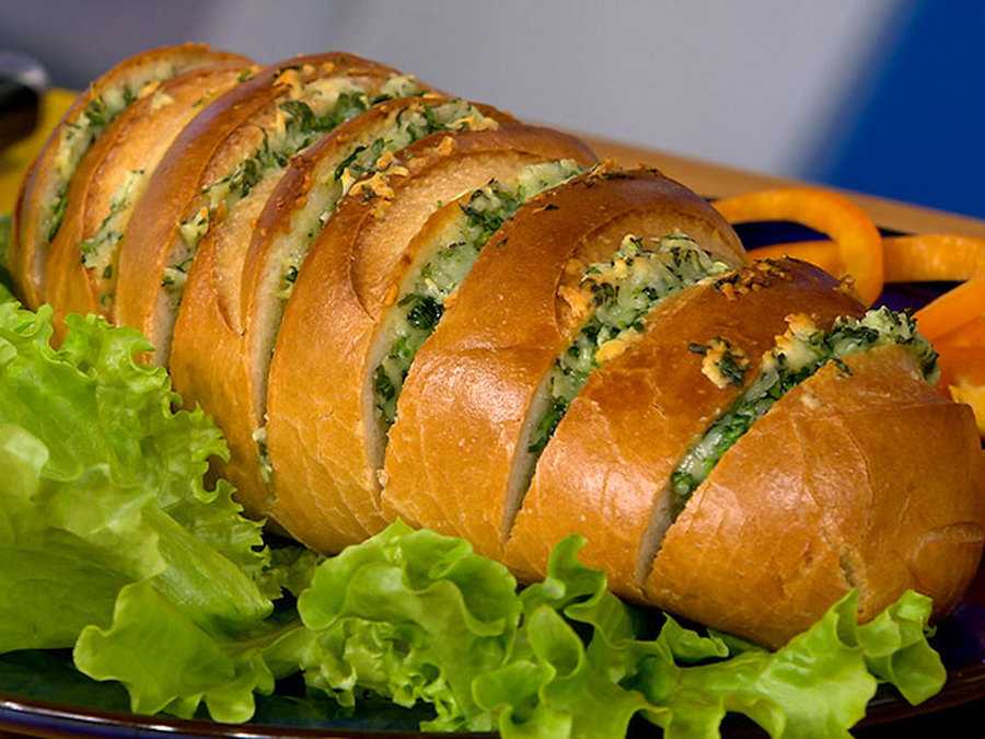 Горячие бутерброды с колбасой и сыром, запеченные в духовке – 5 рецептов с фото