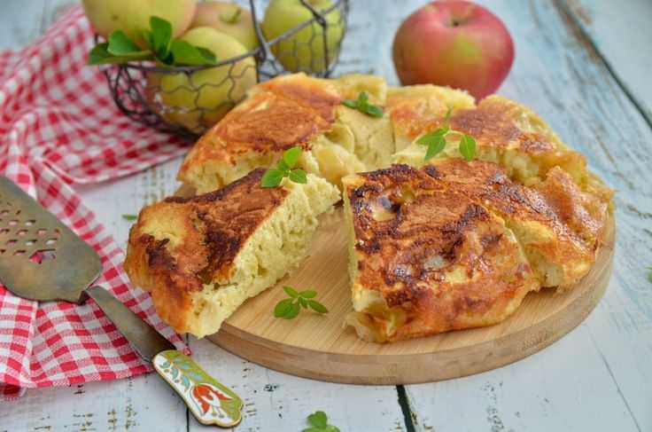 Пышный пирог «шарлотка» с яблоками на сметанном тесте. самые вкусные рецепты