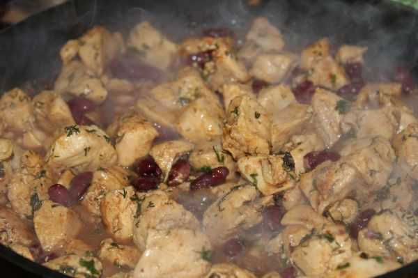 Салат с фасолью и грибами: жареными, маринованными, с курицей, сухариками