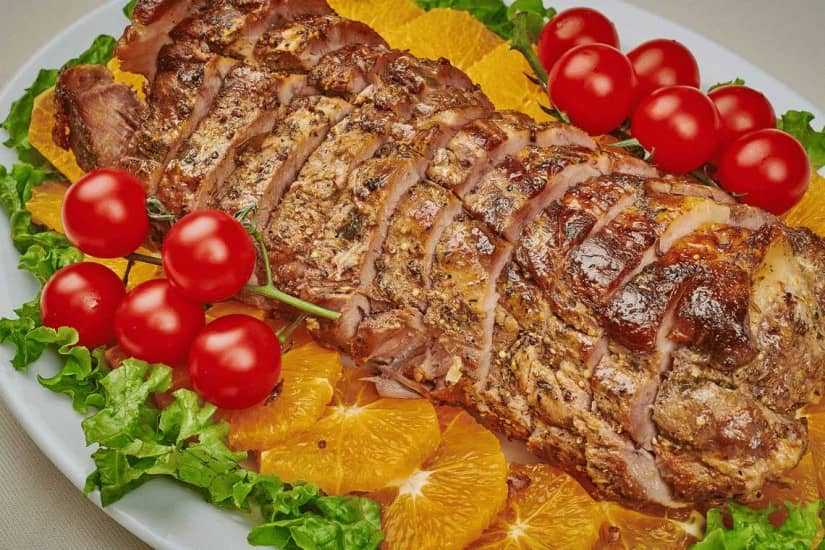 Мясо в духовке целым куском. рецепт с фото запеченной свинины под брусничным соусом