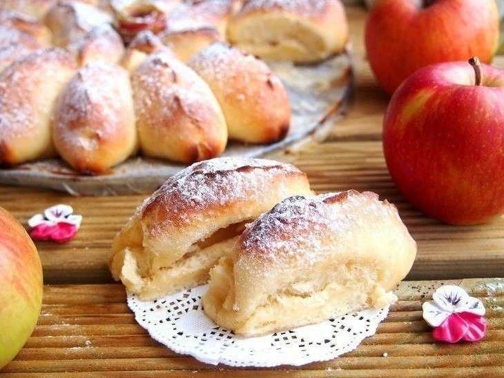 Сдобные булочки с яблоками из дрожжевого теста в духовке