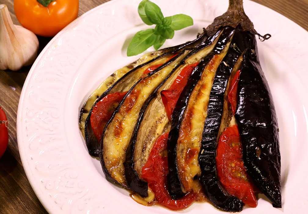 Баклажаны с помидорами сыром и специями в духовке рецепт с фото пошагово - 1000.menu
