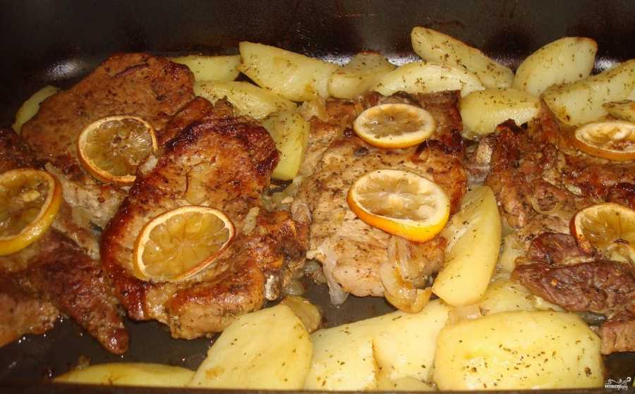 Мясо по-французски из свинины с картофелем и сыром