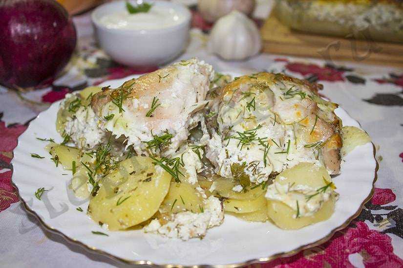 Картошка со сметаной в духовке, запеченная с чесноком, грибами, мясом и сыром