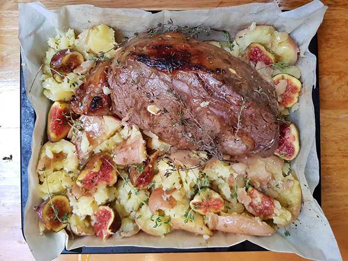 Свинина запеченная в духовке с картофелем — 5 вкусных рецептов