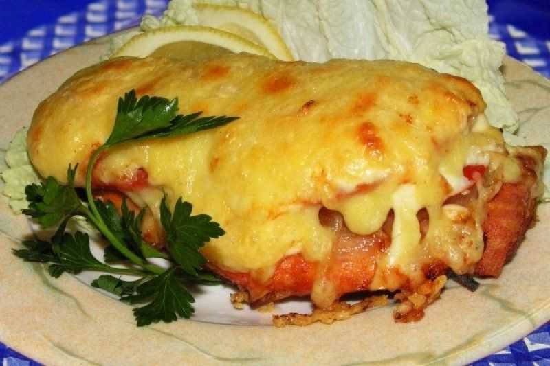 Горбуша с картошкой, помидорами и сыром, запеченная в духовке