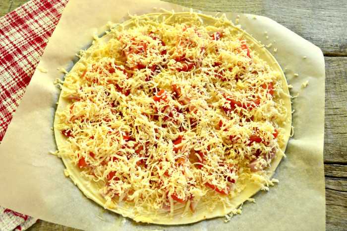 Вкуснейшая пицца на слоеном тесте в духовке - три классных рецепта