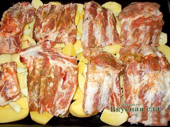 Как приготовить свиные ребрышки с картошкой в духовке: поиск по ингредиентам, советы, отзывы, пошаговые фото, подсчет калорий, изменение порций, похожие рецепты