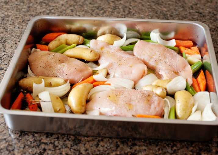 Запеченная курица с овощами рецепт. Куриная грудка с овощами в духовке. Куриные грудки в духовке с овощами. Куриная грудка запеченная с овощами. Приготовить грудку с овощами в духовке.