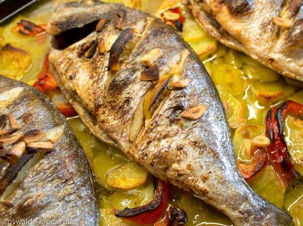 Дорадо в духовке - рецепты приготовления запеченной рыбы с лимоном, овощами и в фольге с фото