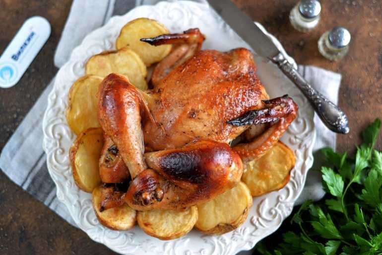 Курица целиком с картошкой в духовке с хрустящей корочкой
