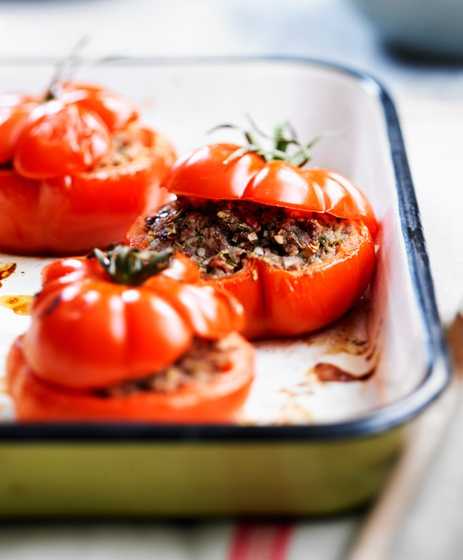 Фаршированные помидоры в духовке, мультиварке и микроволновке: что и как подать в томатных «бочонках»
