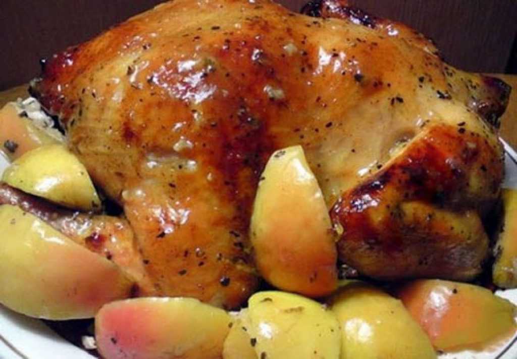 Курица, запеченная целиком с яблоками в духовке