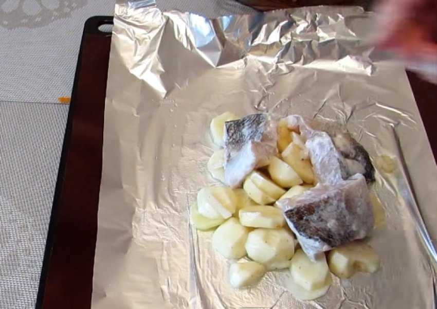 Карась, запеченный в духовке с картошкой: 4 рецепта