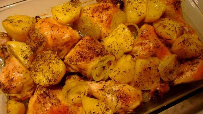 Куриные бедра с картошкой в духовке - 1000.menu