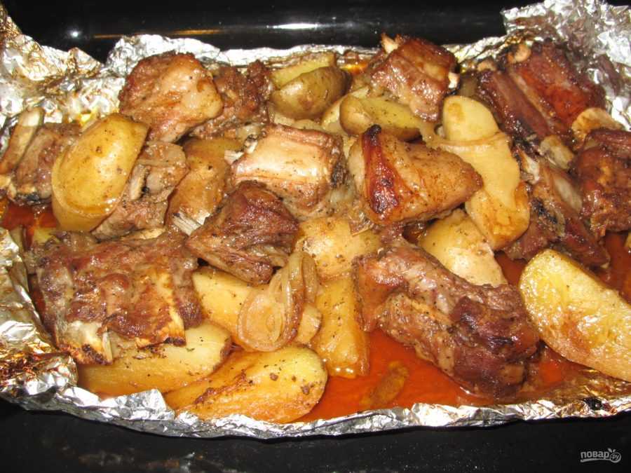 Свиные ребрышки с картошкой в духовке