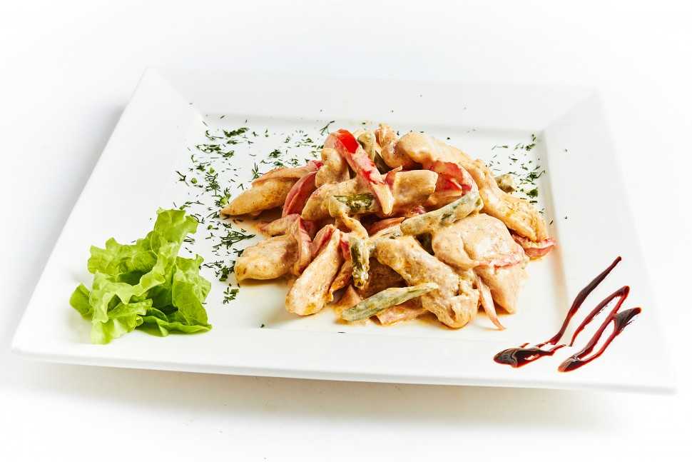 Куриное филе курицы в сметанном соусе на сковороде рецепт с фото пошагово - 1000.menu