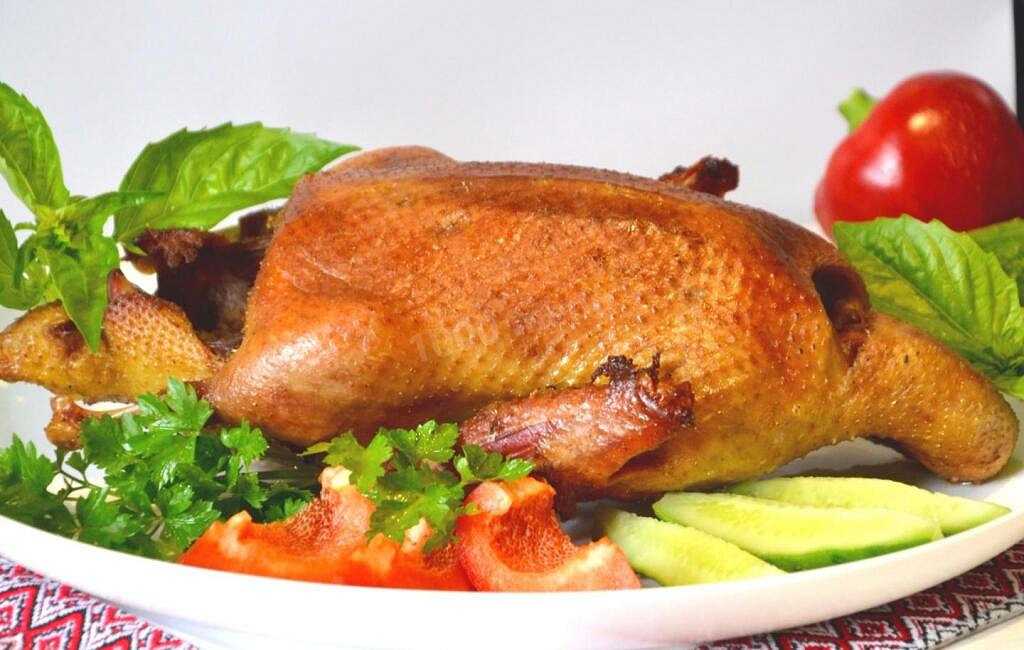 Сочная утка в духовке целиком в рукаве рецепт с фото - 1000.menu