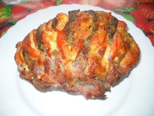 Мясо «гармошка» в духовке с помидорами и сыром