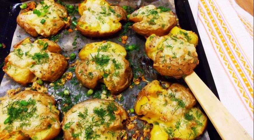 Картофель в сметанном соусе в духовке — основные рецепты