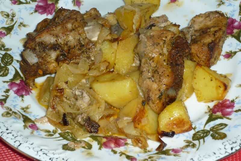 Картошка со свининой и шампиньонами в духовке