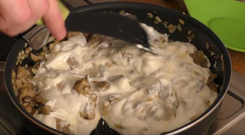 Жареные вешенки с луком в сметане, как вкусно приготовить грибы, простой пошаговый рецепт приготовления с фото