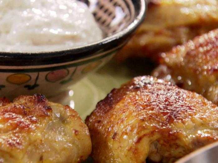 Курица маринованная в кефире и запеченная в духовке. курица, маринованная в кефире, запечённая с картофелем с травами и чесноком.
