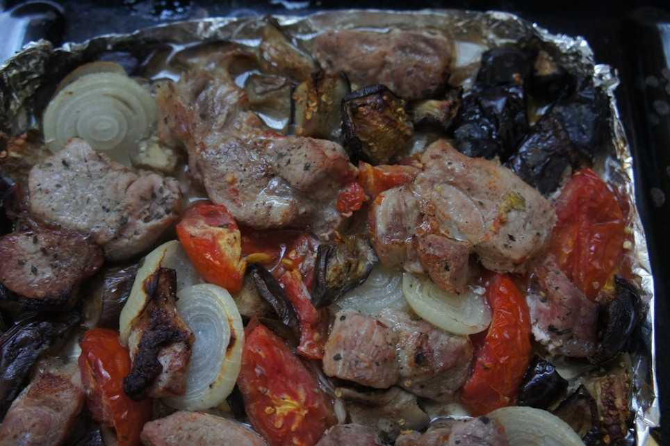Как приготовить свинину с овощами в духовке