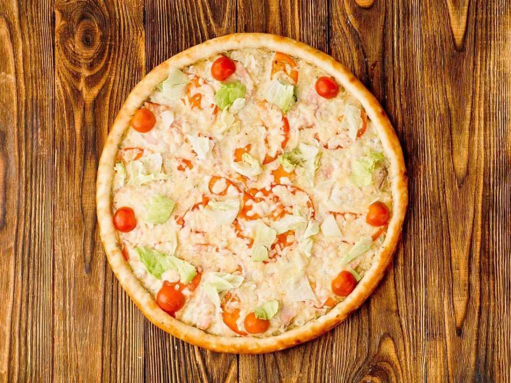 Пицца из слоеного дрожжевого теста в духовке рецепт с фото