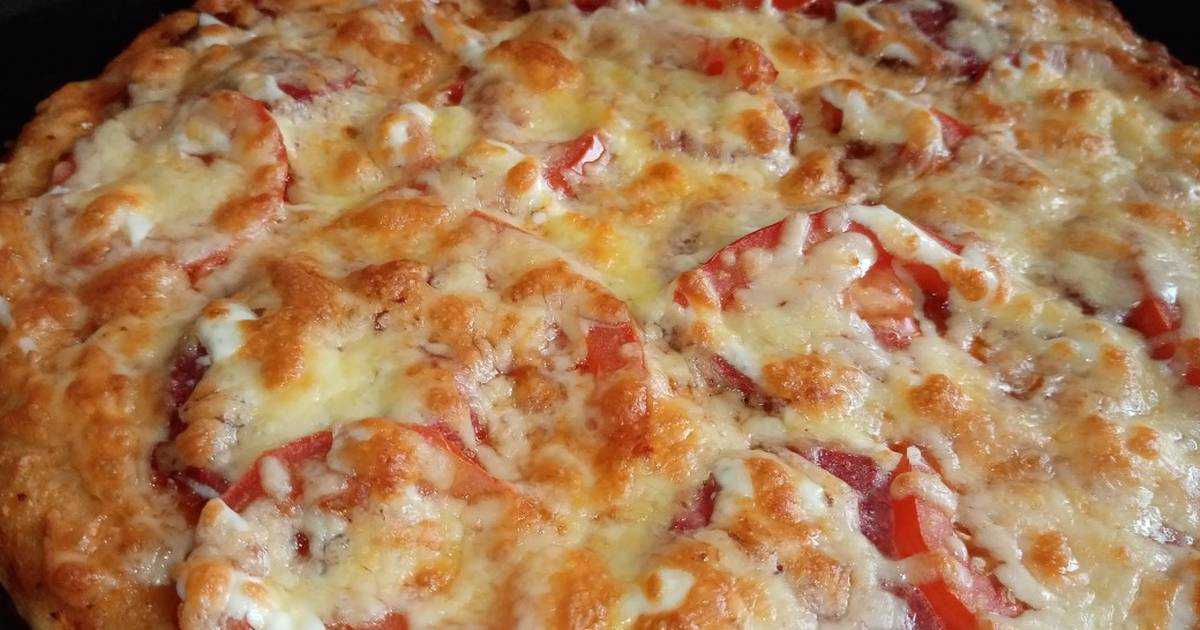 Пицца с колбасой, сыром и помидорами - 6 пошаговых рецептов