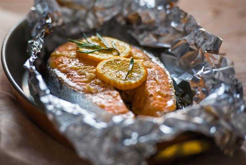Лосось, запеченный в духовке в фольге, 8 рецептов, как приготовить рыбу сочной и вкусной