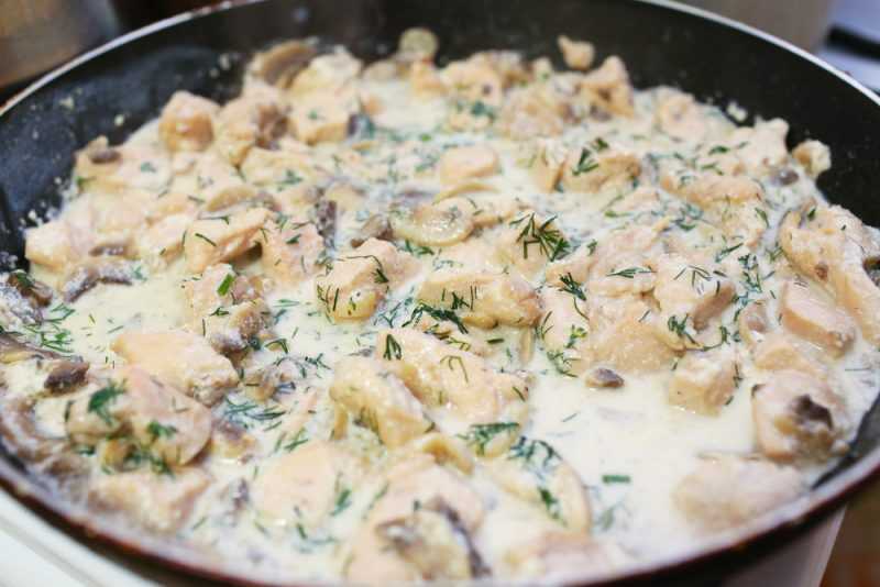 Курица с грибами в сливочном соусе — пошаговый рецепт с фото