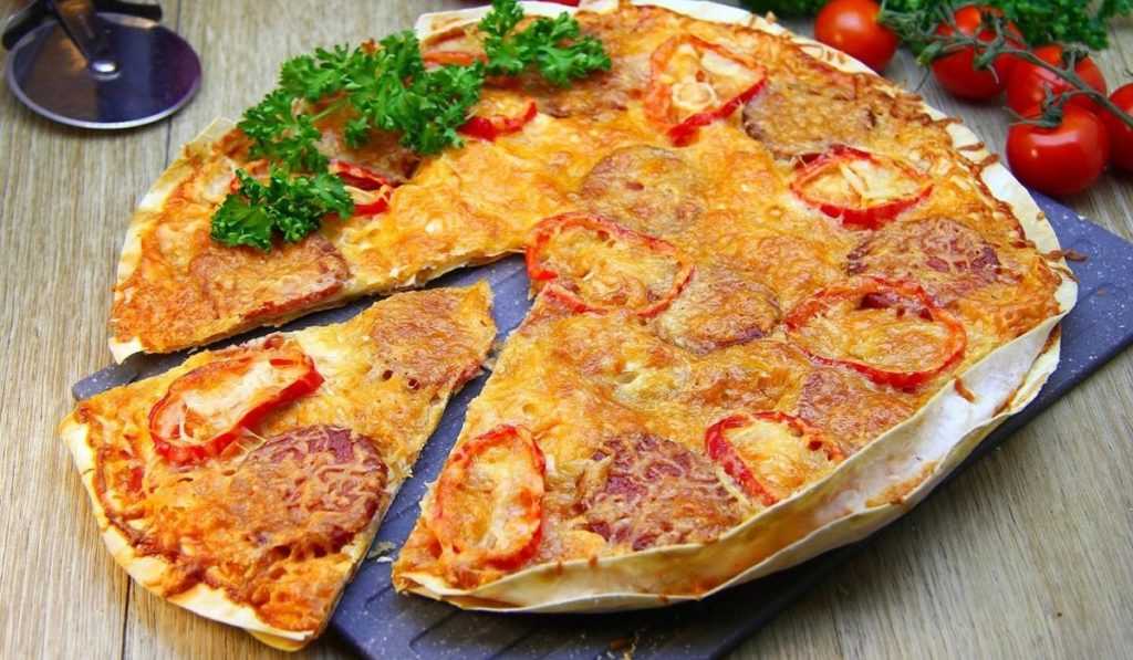 Пицца из лаваша в духовке. рецепт пошаговый слоями с грибами, сыром, курицей, моцареллой, яйцом, фаршем. фото пошагово