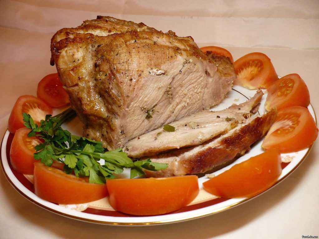 Как запечь мясо свинины в духовке в фольге, чтобы оно было сочным