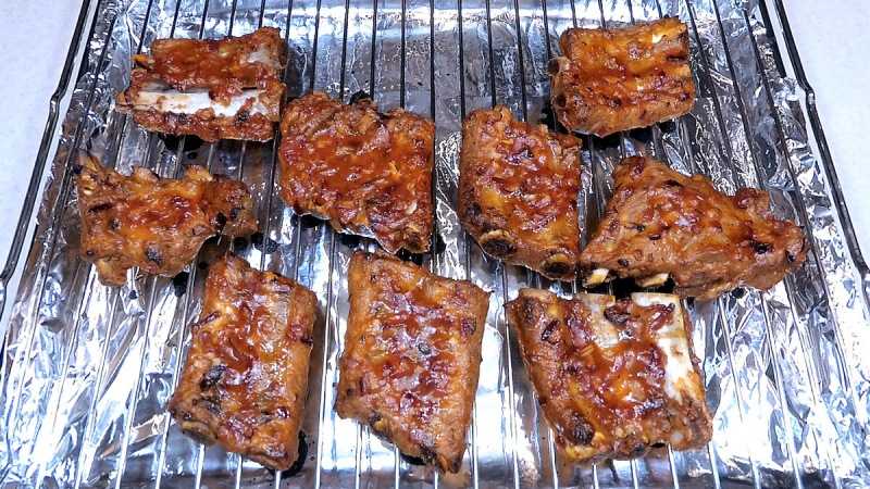 Свиные ребрышки в соевом соусе с медом в духовке рецепт с фото пошагово и видео - 1000.menu