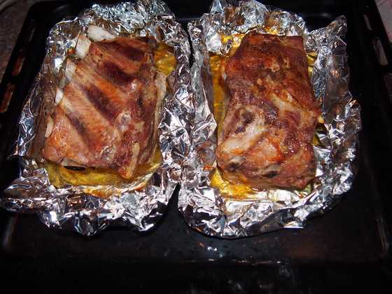 Свинина, запечённая в духовке в фольге куском — 4 рецепта вкусного мяса
