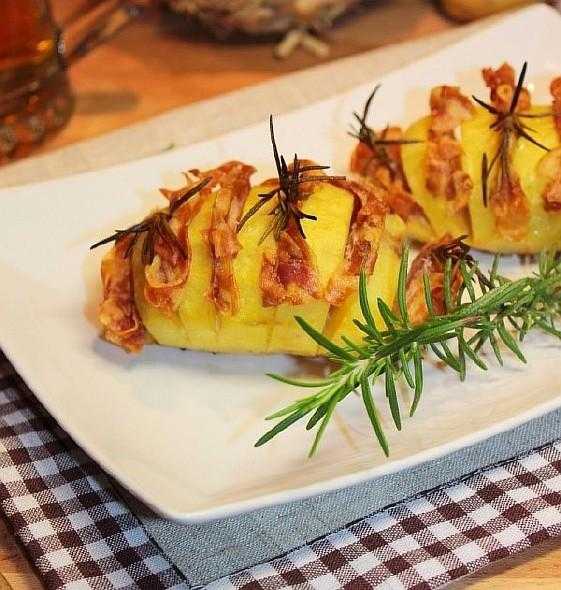 Картофель, запеченный в духовке с беконом в фольге — рецепты с фото пошагово