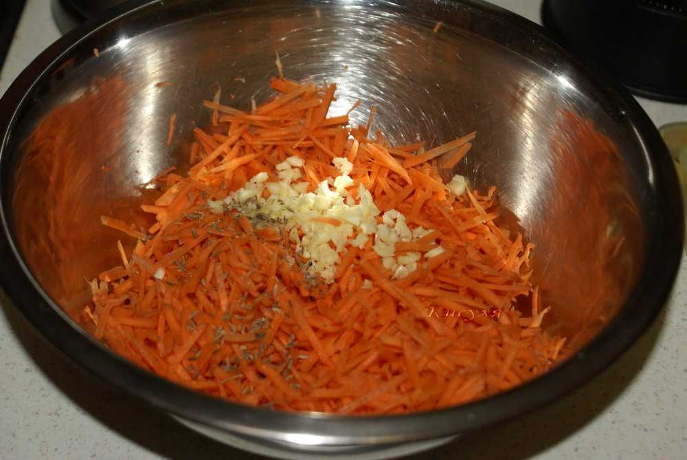 Перец фаршированный капустой и морковью в маринаде на зиму
