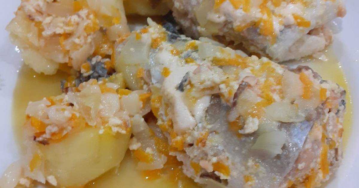 Горбуша в духовке с сыром и сметаной под овощной шубой. очень сочный рецепт!