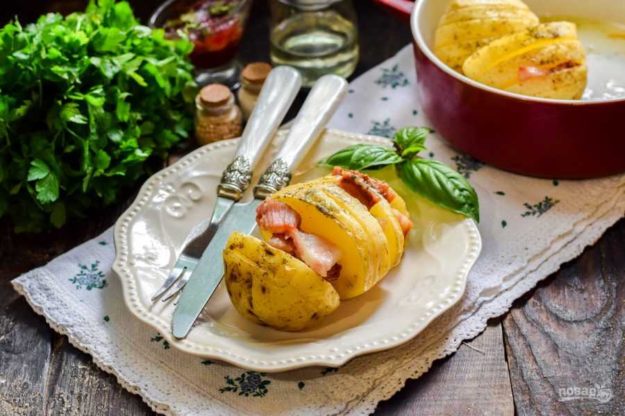 Картошка с беконом и сыром в духовке