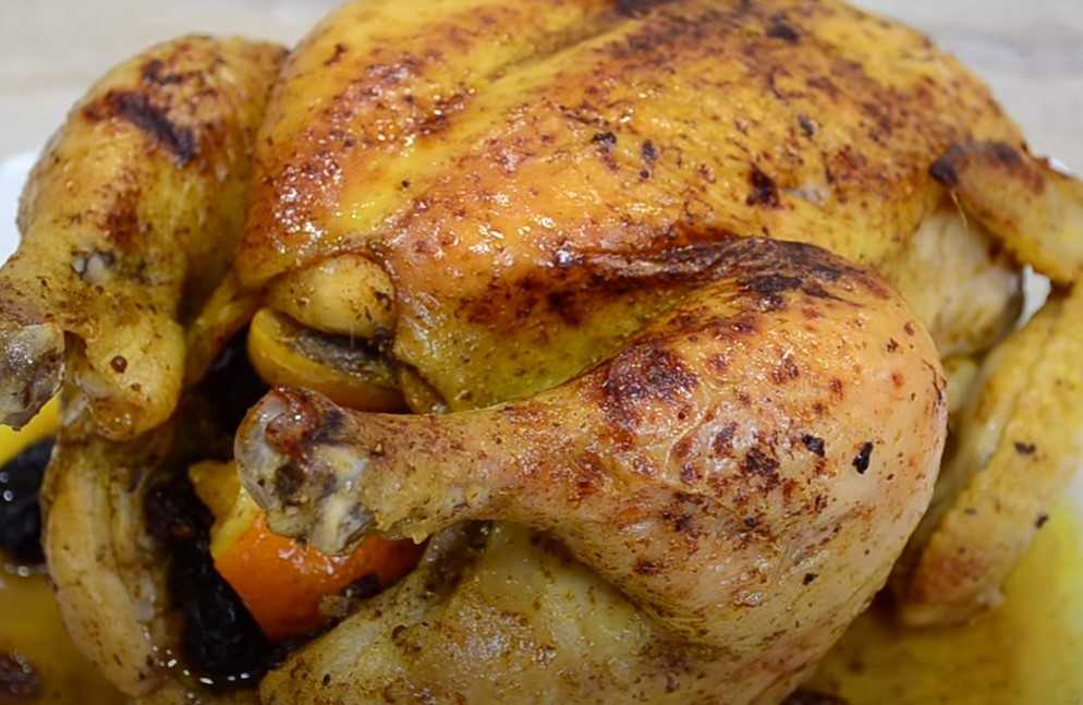 Курица запеченная целиком в рукаве в духовке - 7 вкусных рецептов