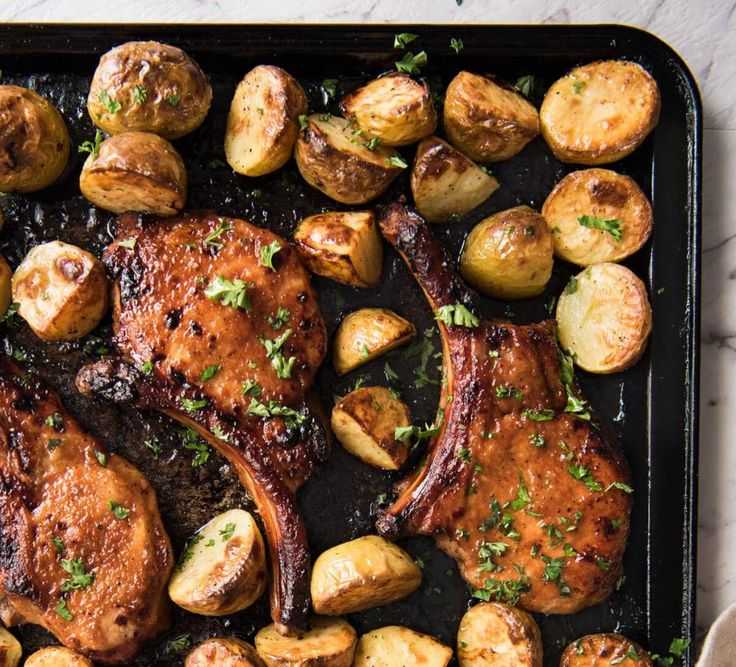 Свинина с картошкой в духовке — 5 простых и вкусных рецептов