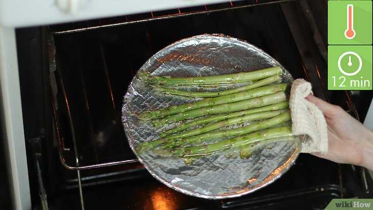 Свежая зеленая спаржа в духовке с овощами