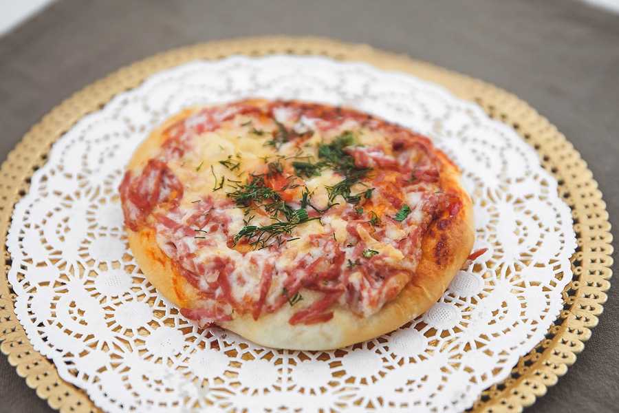 Простые рецепты домашней пиццы с колбасой, сыром и помидорами