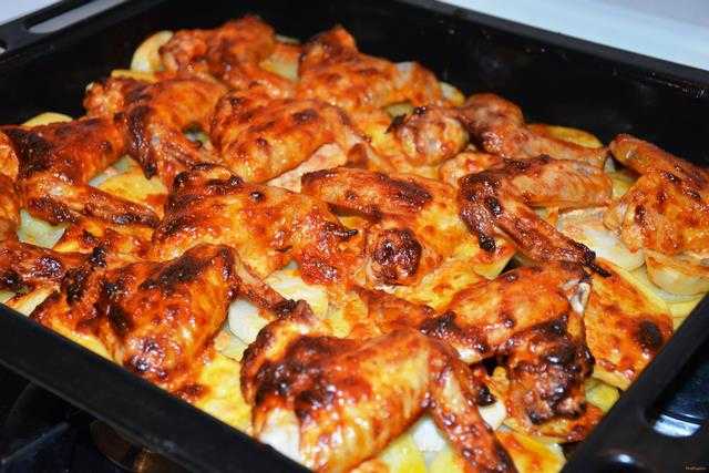 Куриные крылышки с картошкой в духовке – 7 рецептов приготовления с фото