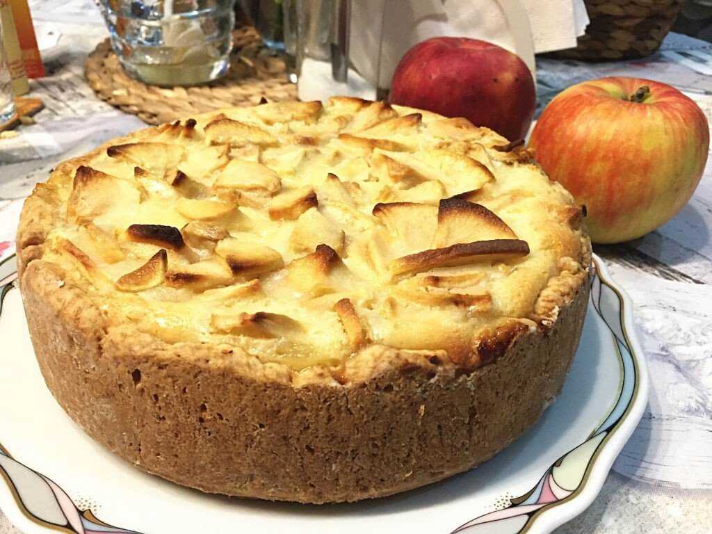 Заливной пирог с яблоками — 13 ароматных и быстрых рецептов
