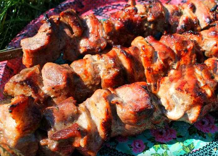 Шашлык из свиной грудинки, рецепт сочного мяса на мангале