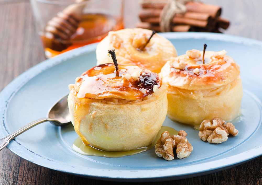 Яблоки с творогом, запеченные в духовке – 7 рецептов приготовления вкусного и полезного десерта