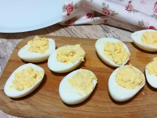 Фаршированные яйца - 6 рецептов закуски